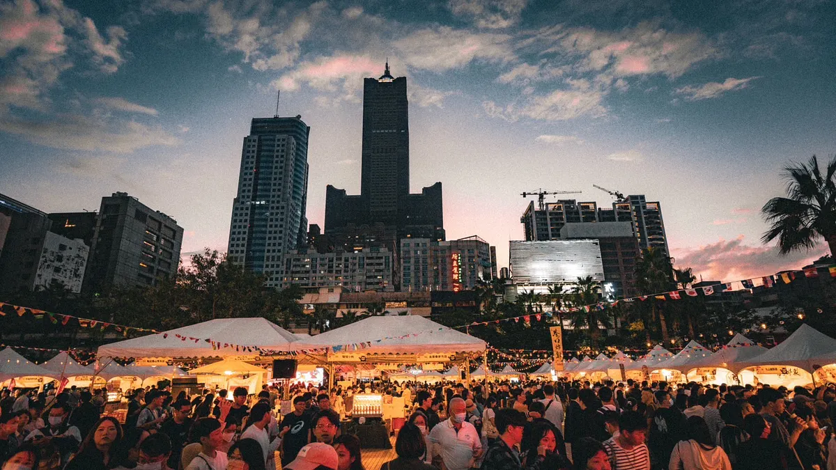 高雄鹹酥雞嘉年華2日湧入10萬人潮。(圖/高市觀光局提供)