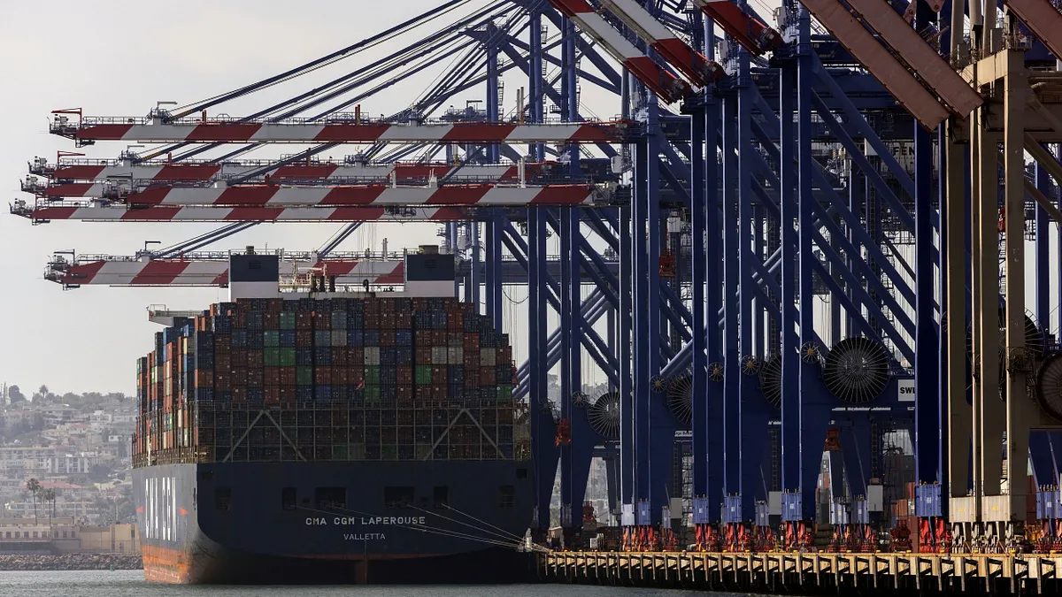 美國加州聖佩德羅港口的貨輪與貨櫃作業區。(美聯社)