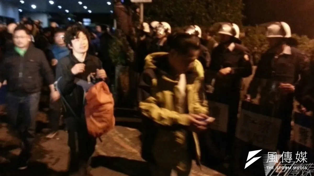 323學生佔領行政院不到四小時就遭到警方強制驅離。(朱明攝)