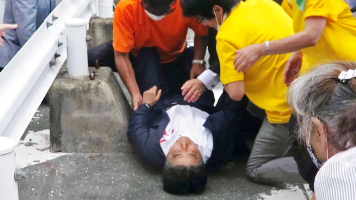 前日本首相安倍晉三今(8)日上午在奈良市街頭演說時,突遭一名男子槍擊,當場倒地胸口流出鮮血、失去意識。(美聯社)