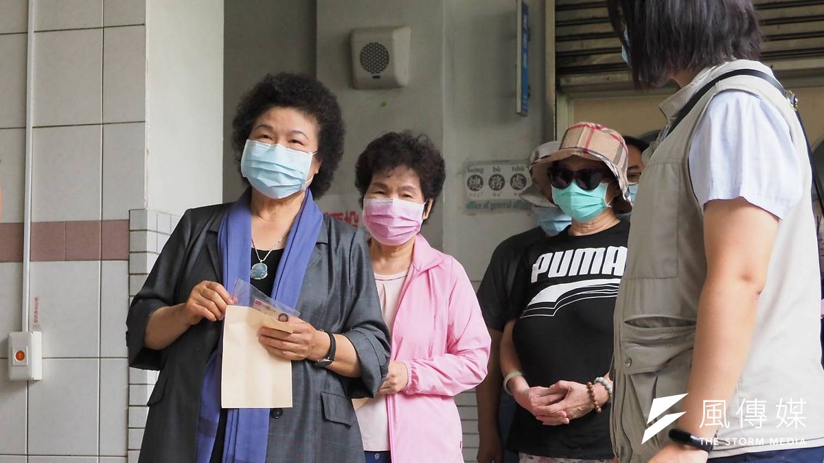 高雄市長韓國瑜罷免案投票6日登場,前總統府秘書長陳菊(左一)一早現身高市新上國小,和民眾排隊等待投票。(新新聞林瑞慶攝) 高雄市長韓國瑜罷免案投票6日登場,前總統府秘書長陳菊(左一)一早現身高市新上國小,和民眾排隊等待投票。(新新聞林瑞慶攝)