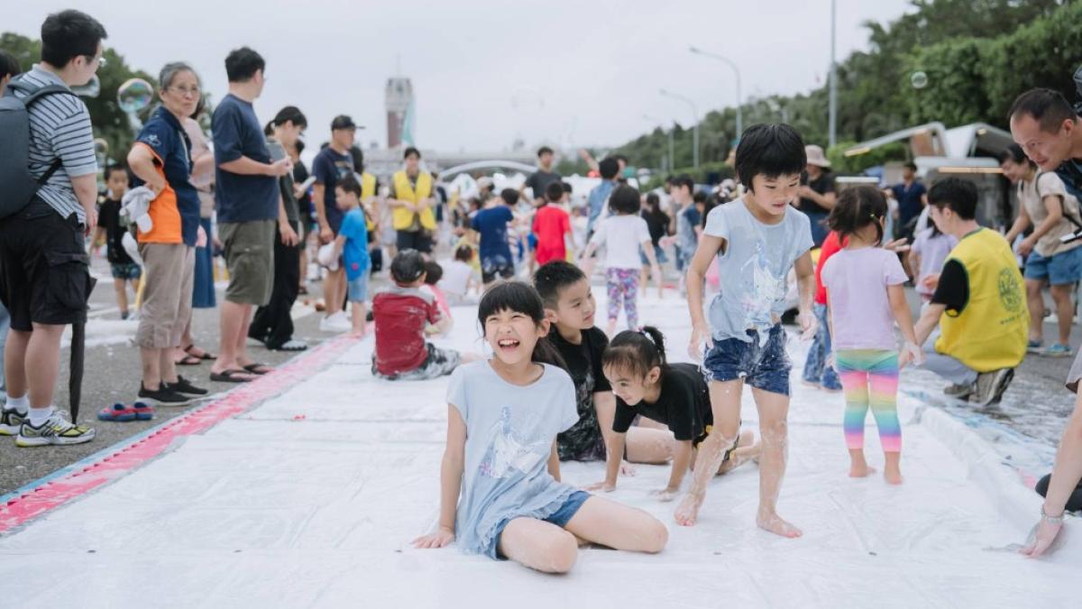 凱道變身大型遊戲場!特公盟「盡情遊戲日」封街 倡議兒少遊戲權與公共空間共享