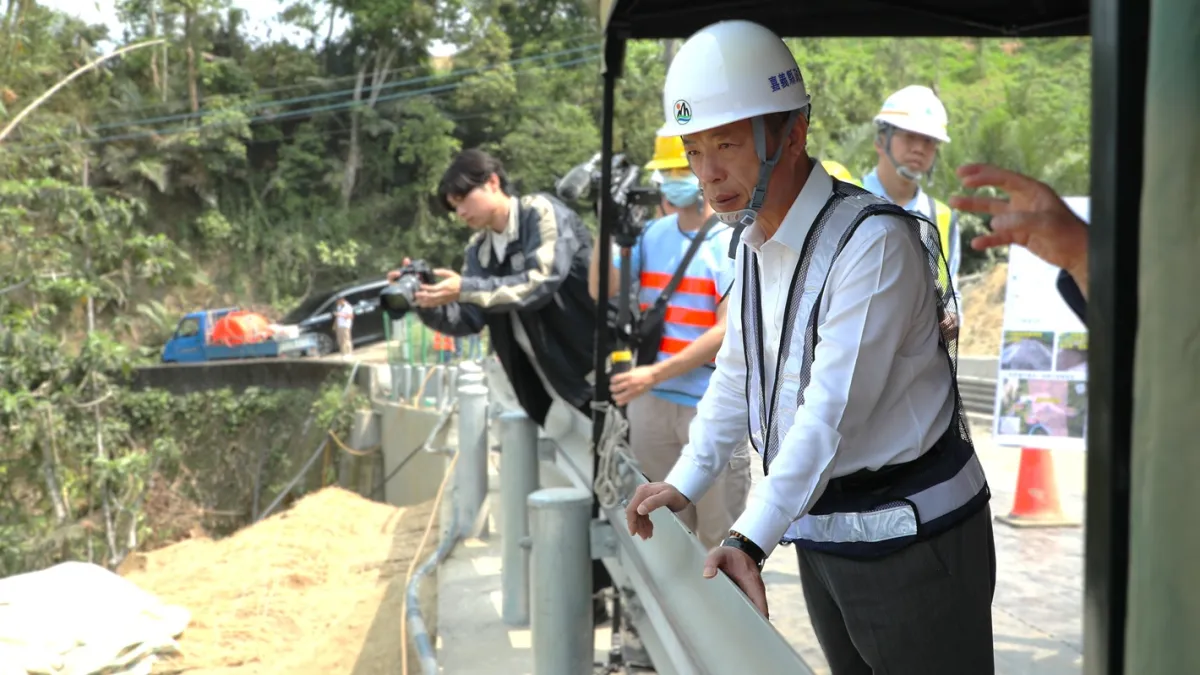 嘉義縣長翁章梁前往中埔鄉嘉141線,視察復建工程。(圖/嘉義縣政府提供)