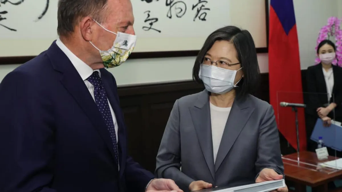 澳洲前總理艾波特(左)、總統蔡英文(右)在8日出席玉山論壇,在會中多次談及台灣與中國的情勢。(取自蔡英文臉書)