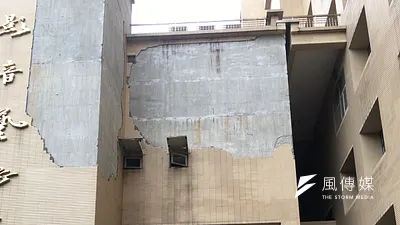 台藝大教師指控,校內許多硬體設備已破損不堪,如影音大樓外牆磁磚日前也出現剝落。(讀者提供)