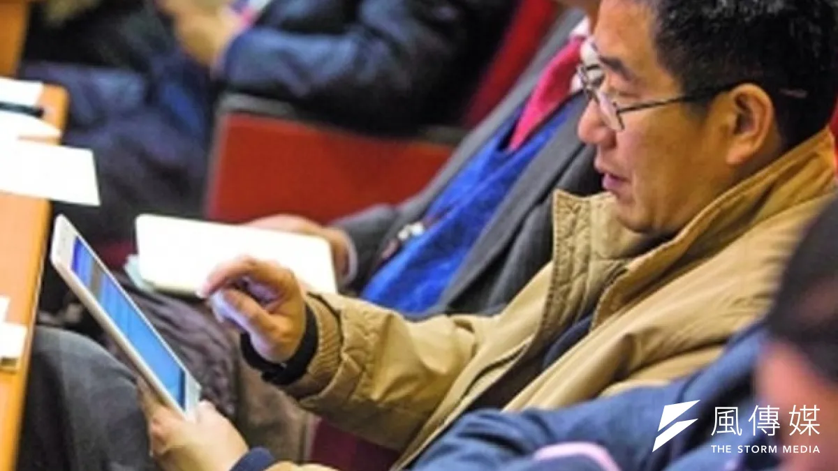 今年的南京政協會議為求「無紙化」,改發客製機型的平板開會。(取自網路)