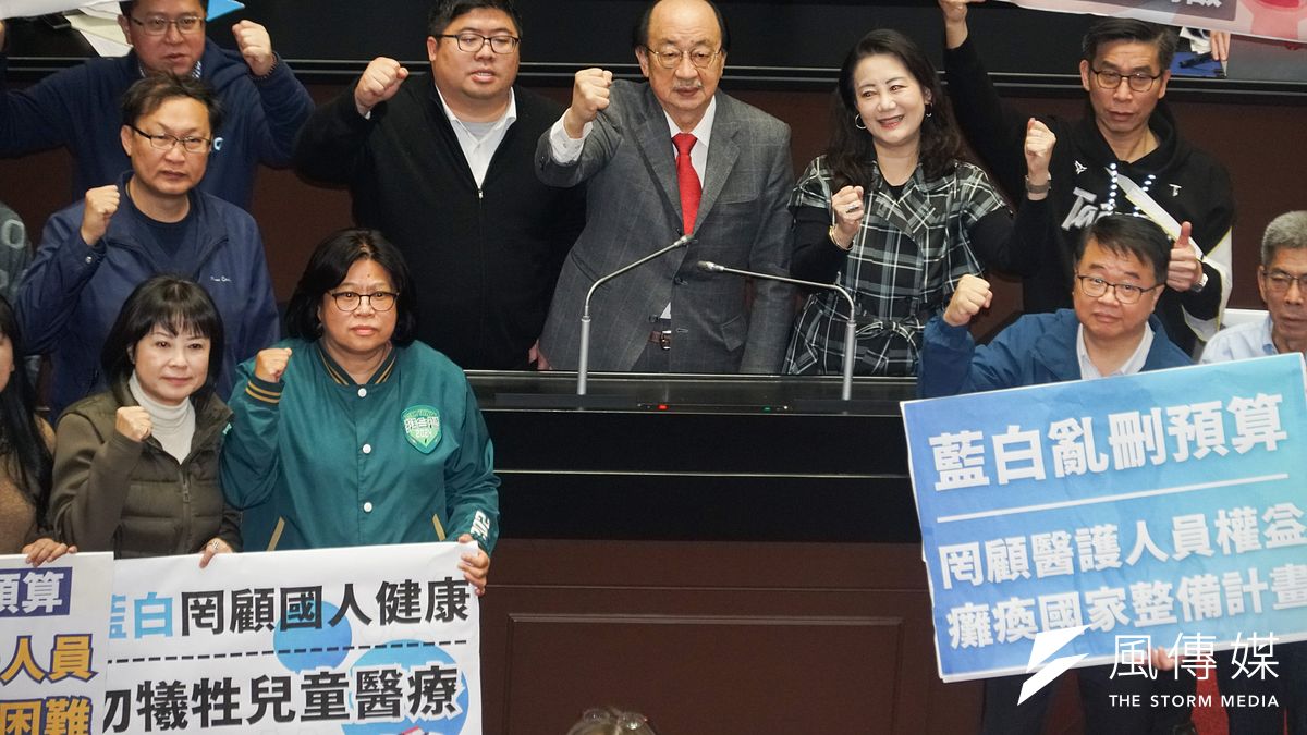 立法院議場114年度總預算三讀,民進黨立院黨團表示不滿。(蔡親傑攝) 立法院議場114年度總預算三讀,民進黨立院黨團表示不滿。(蔡親傑攝)