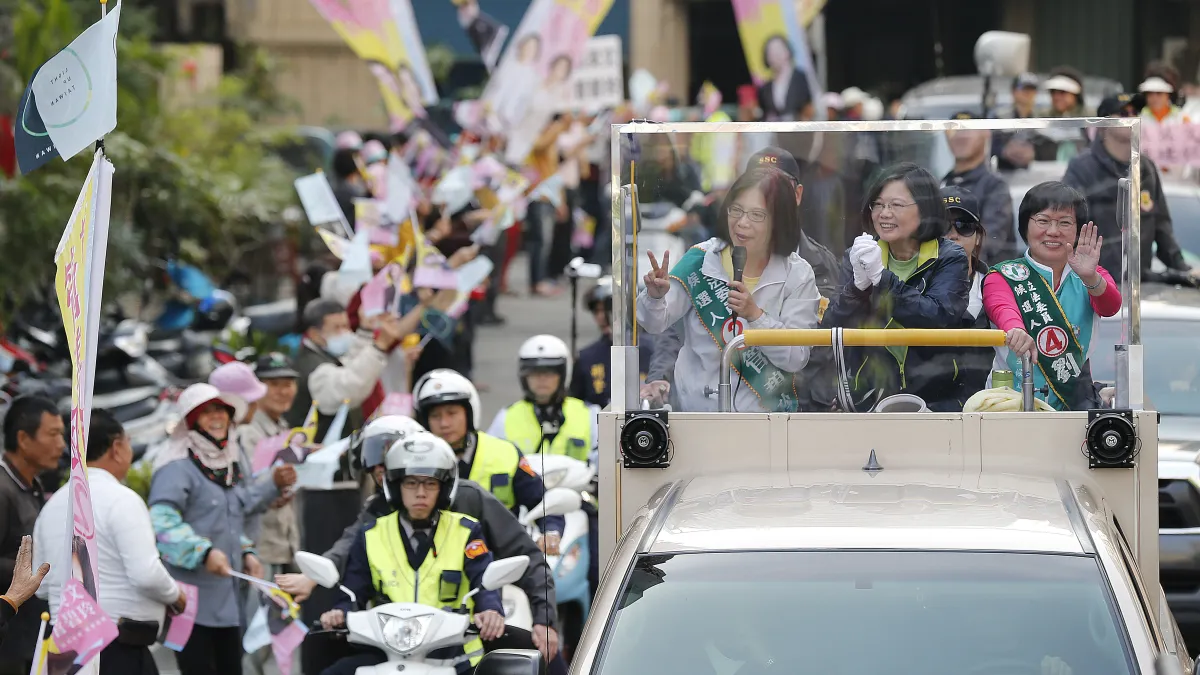 民進黨總統候選人蔡英文9日在高雄市陪同立委候選人管碧玲掃街拜票(美聯社)