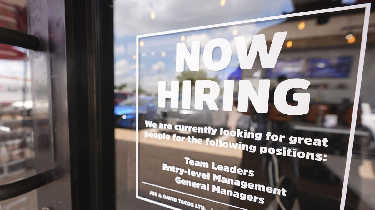 2026應屆畢業生恐成「就業難民」!《華爾街日報》警告:AI搶飯碗+大廠裁員潮,明年工作超級不好找