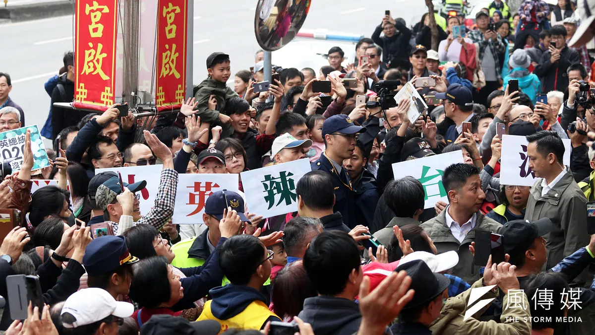 總統蔡英文網路成為「辣台妹」,圖為民眾手持「小英辣台派」標語表達支持。(蘇仲泓攝) 總統蔡英文網路成為「辣台妹」,圖為民眾手持「小英辣台派」標語表達支持。(蘇仲泓攝)