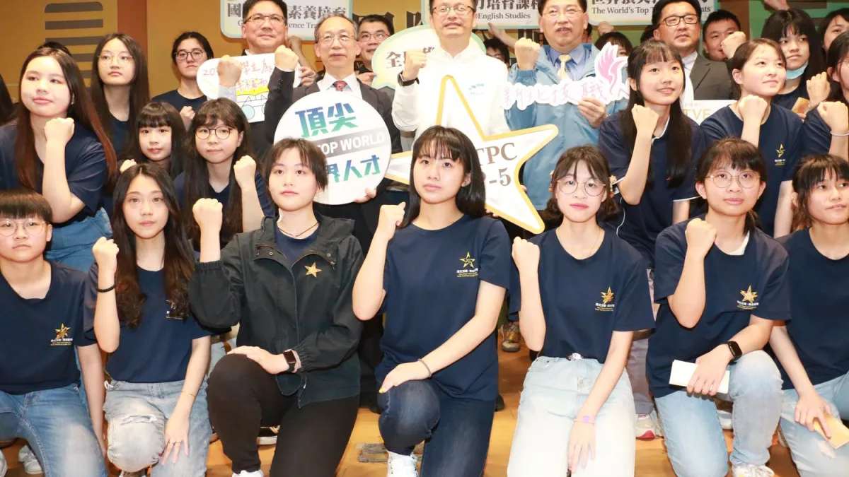 教育局長張明文出席發表會,肯定學生表現,與出席活動學子及嘉賓合影。(圖/李梅瑛攝)
