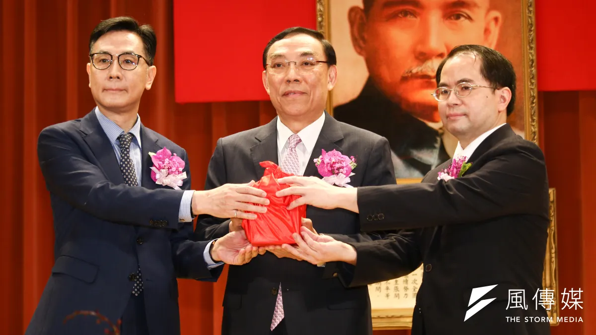 士林地檢署對國民黨台北市議員林杏兒當選無效竟逾期上訴,檢警調內部都在看法務部長蔡清祥(中)如何處置他的愛將檢察長顏迺偉(右)。(資料照,蔡親傑攝)