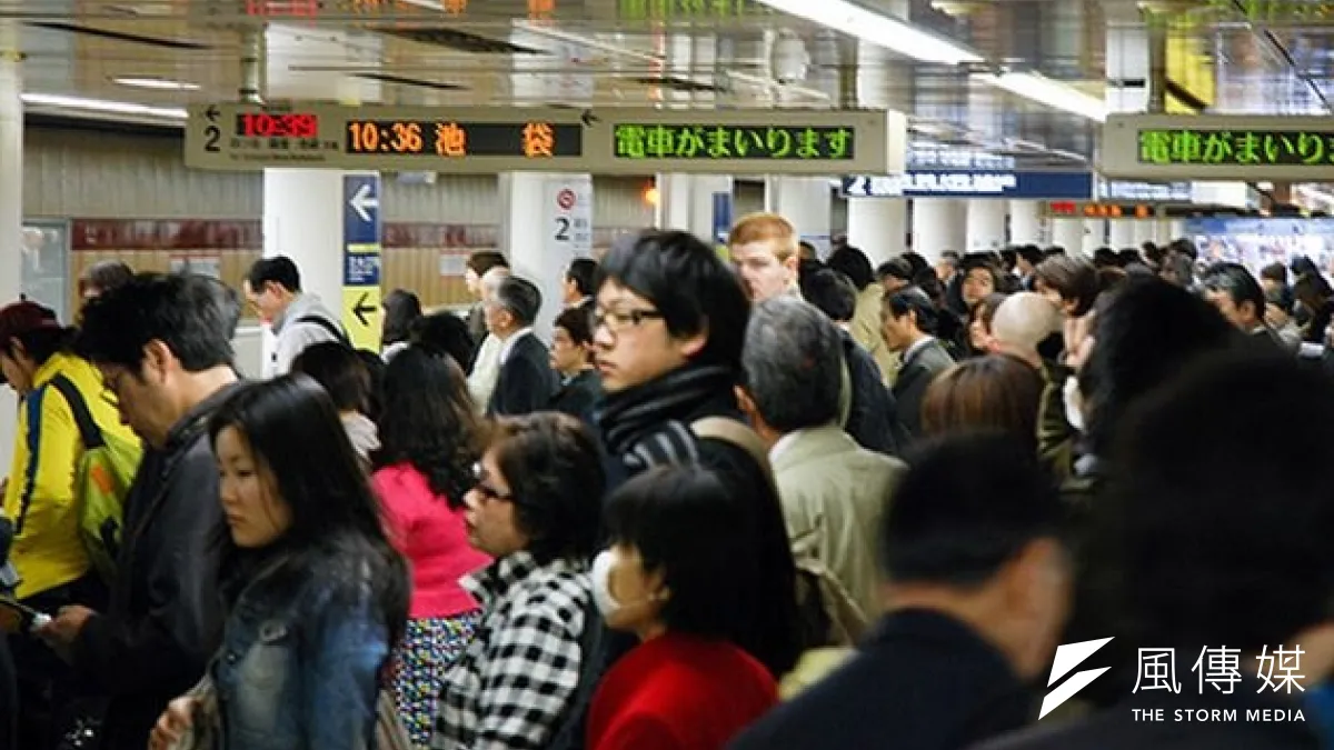 擁擠的東京地鐵。(取自網路)
