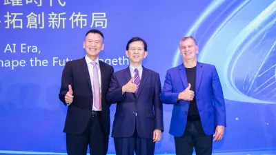 微軟2024亞太技術年會12日盛大開幕,數發部部長黃彥男(中)、台灣微軟總經理卞志祥(左)及微軟全球資深副總裁暨亞洲首席技術長Mark Souza(右)出席。(張薰云攝)