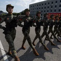 「九三天安門軍事パレード」に参加するため、最終リハーサルを行う中国人民解放軍部隊。(AP通信) 「九三天安門軍事パレード」に参加するため、最終リハーサルを行う中国人民解放軍部隊。(AP通信)