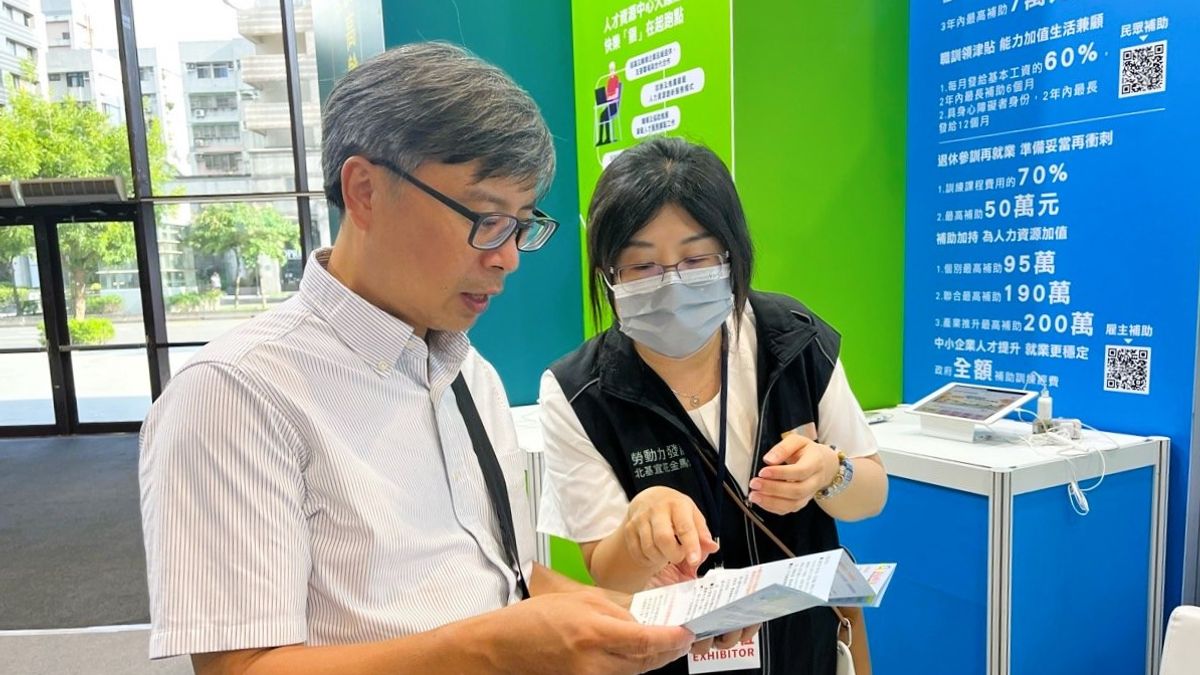 北分署銀髮人才資源中心同仁(右)為企業說明「55Plus壯世代就業促進措施」。(圖/勞動力發展署北分署提供) 北分署銀髮人才資源中心同仁(右)為企業說明「55Plus壯世代就業促進措施」。(圖/勞動力發展署北分署提供)