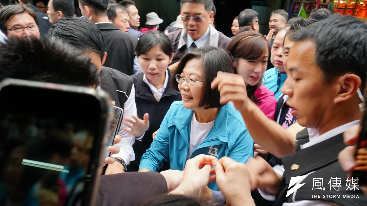 總統蔡英文30日陪同立委參選人許淑華、吳怡農前往市場掃街拜票,場面混亂。(蔡親傑攝)
