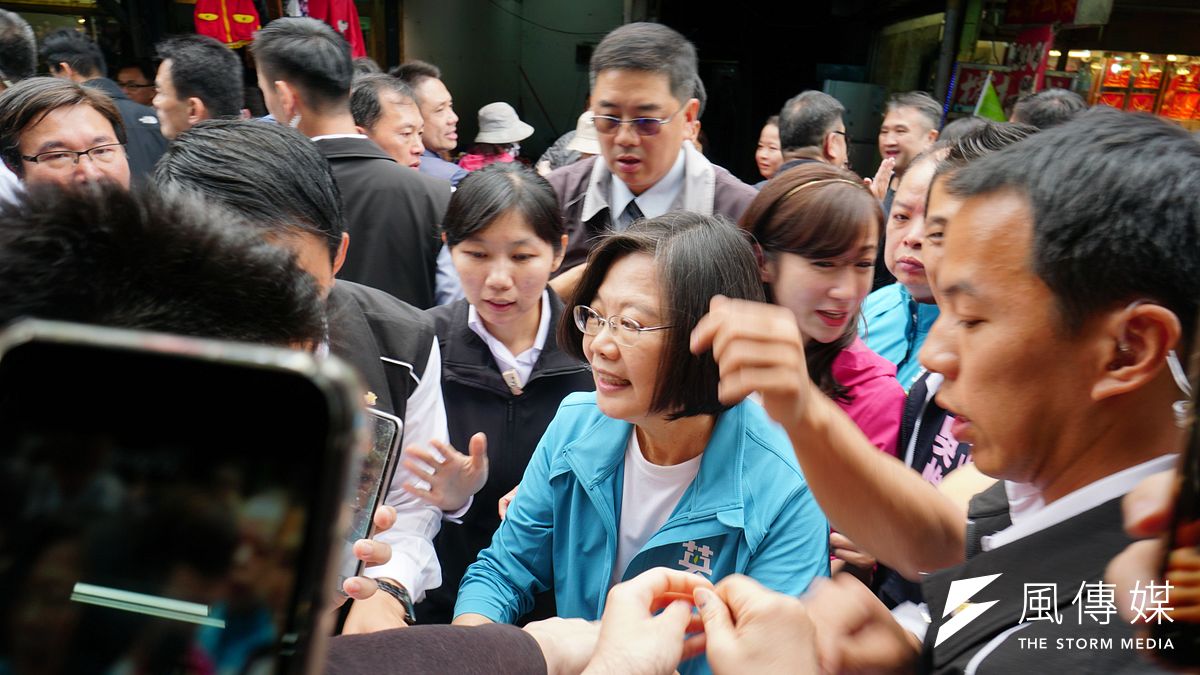總統蔡英文30日陪同立委參選人許淑華、吳怡農前往市場掃街拜票,場面混亂。(蔡親傑攝) 總統蔡英文30日陪同立委參選人許淑華、吳怡農前往市場掃街拜票,場面混亂。(蔡親傑攝)