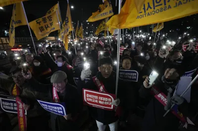 南韓實習醫師、住院醫師2月20日起集體罷工辭職,以抗議政府推行的醫學院生擴招政策。(AP)