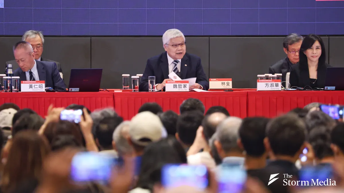 TSMC Chairman and President C.C. Wei (center) presides over the company's annual general meeting on the 4th. (Photo by Yen Lin-yu)