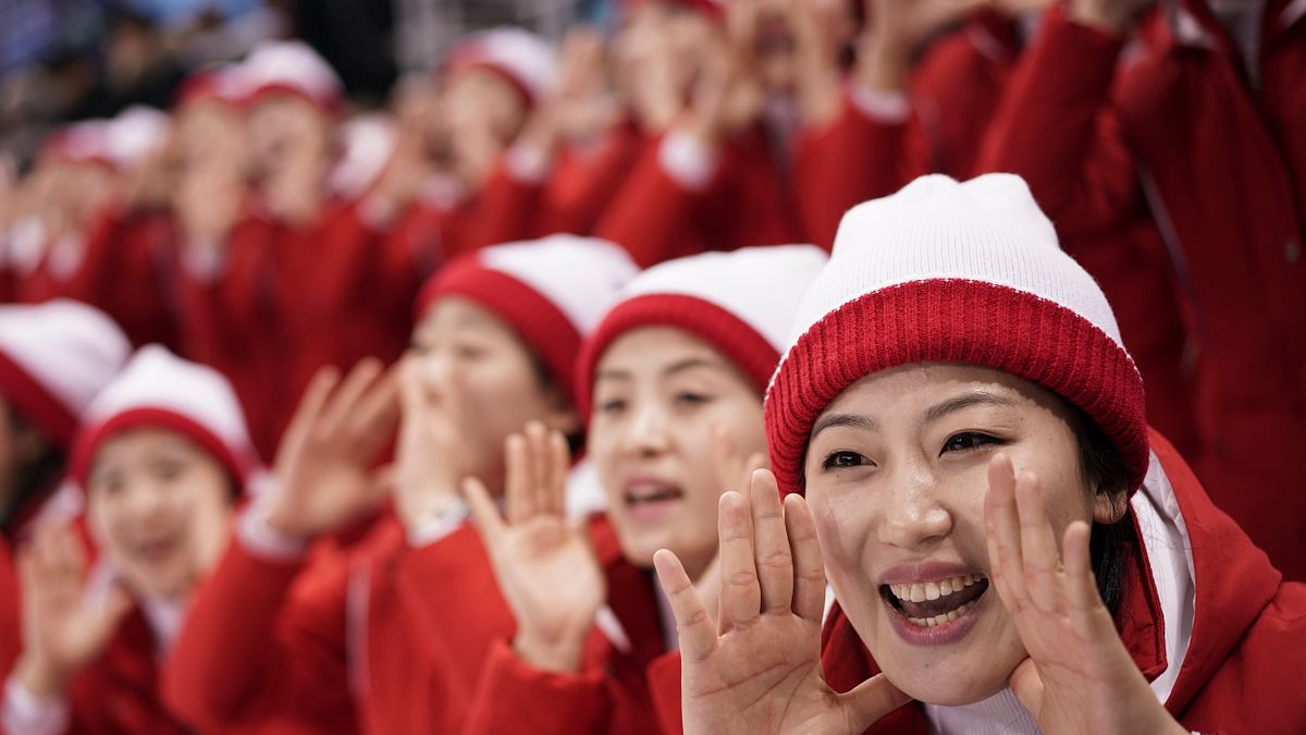 2018年平昌冬奧,場邊北韓啦啦隊為兩韓女子冰球聯隊奮力加油(AP) 2018年平昌冬奧,場邊北韓啦啦隊為兩韓女子冰球聯隊奮力加油(AP)