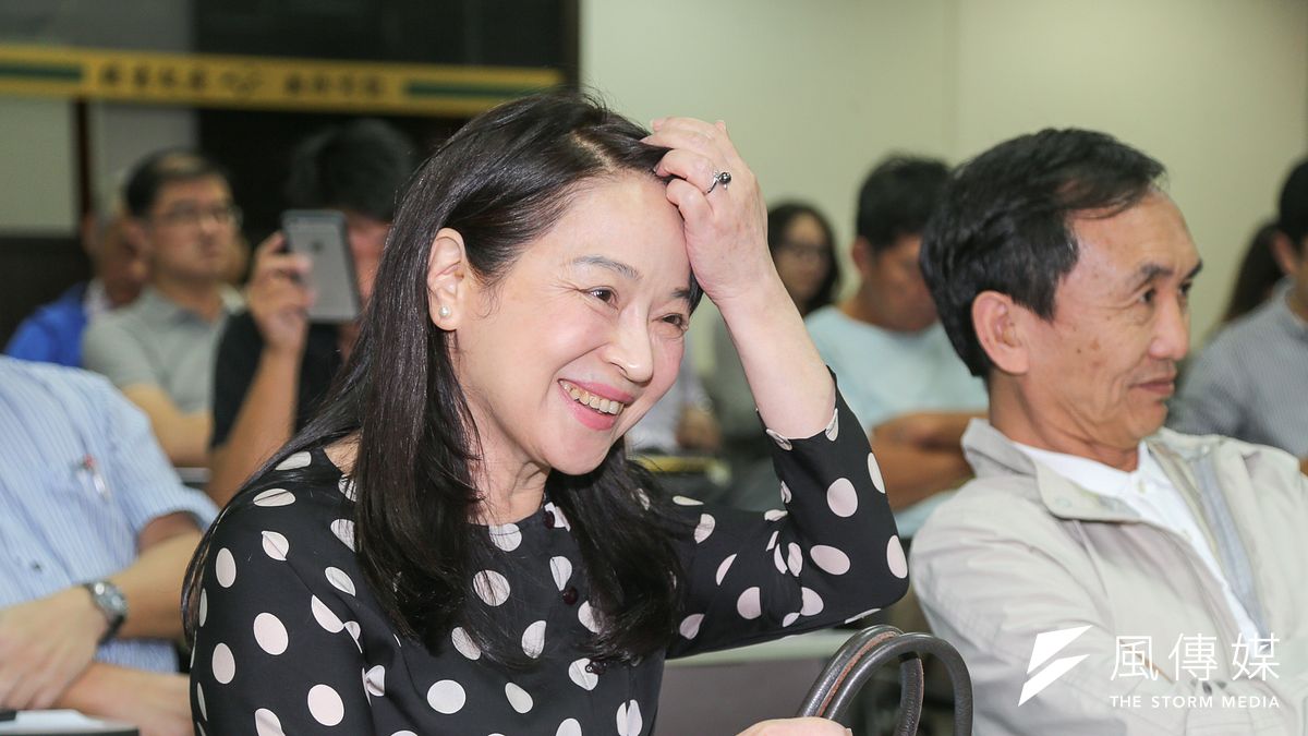 周玉蔻力挺請辭下台的丁怡銘,作為認為周更適合出任行政院發言人,(陳明仁攝) 周玉蔻力挺請辭下台的丁怡銘,作為認為周更適合出任行政院發言人,(陳明仁攝)