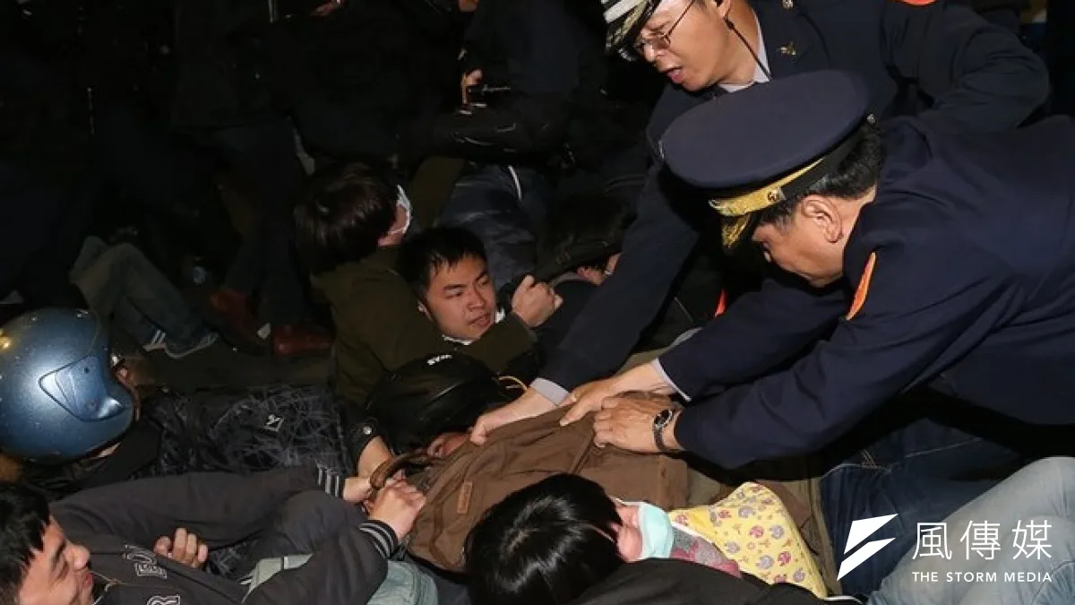 學生佔領3月23日行政院,行政院長江宜樺派出警力強勢驅離。(吳逸驊攝)