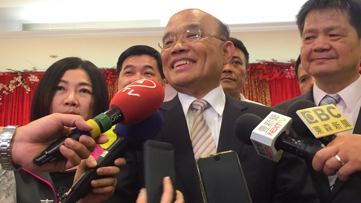 蘇貞昌(前)批侯友宜,已經做了8年才說改善交通,不如真正解決民眾的需要。(蘇貞昌辦公室提供)