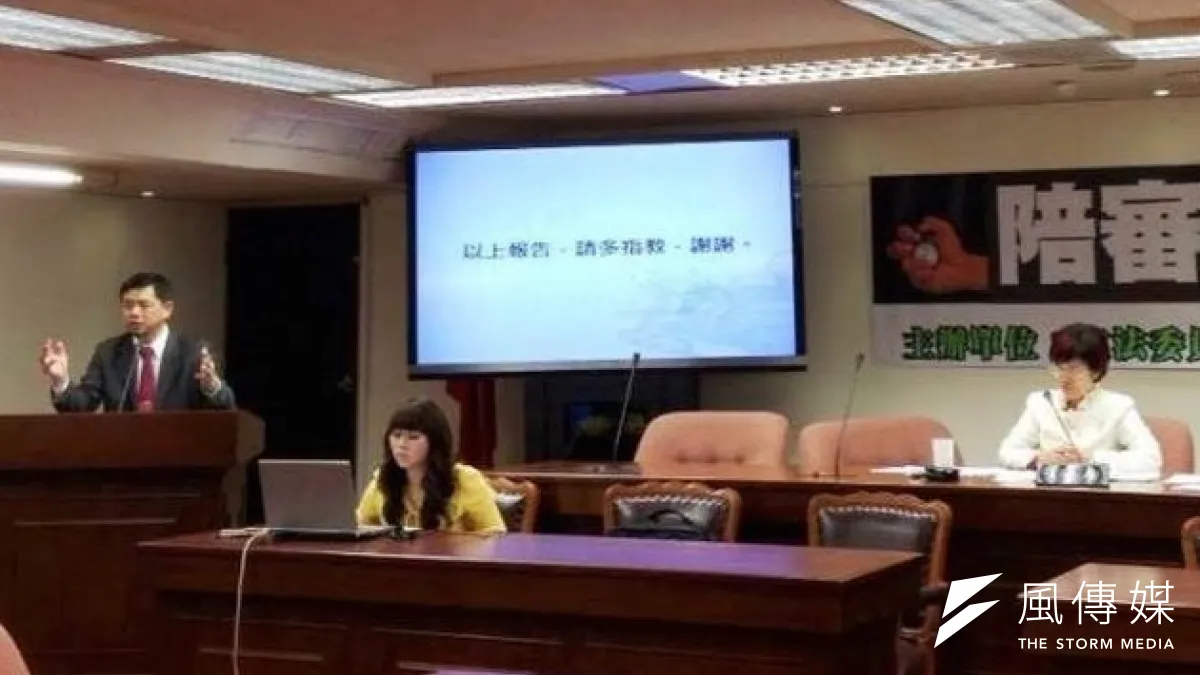 民進黨立委田秋堇、尤美女17日下午主辦「陪審制度」公聽會,受邀前來地鄭文龍律師正在發言。(王立柔攝)