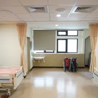 在超高齡社會、長照人力不足、醫護與看護雙重短缺、人口紅利逐漸消失的台灣,收入與照護的兩難正在無數家庭裡發生。示意圖。(資料照,張曜麟攝) 在超高齡社會、長照人力不足、醫護與看護雙重短缺、人口紅利逐漸消失的台灣,收入與照護的兩難正在無數家庭裡發生。示意圖。(資料照,張曜麟攝)