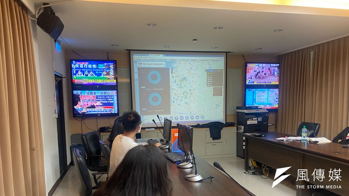 這次梅雨鋒面影響恐帶來之豐沛雨量,彰化縣府水利資源處於21日下午4時於彰化縣水情中心成立三級水災災害應變小組,以為因應。(圖/彰化縣政府) 這次梅雨鋒面影響恐帶來之豐沛雨量,彰化縣府水利資源處於21日下午4時於彰化縣水情中心成立三級水災災害應變小組,以為因應。(圖/彰化縣政府)