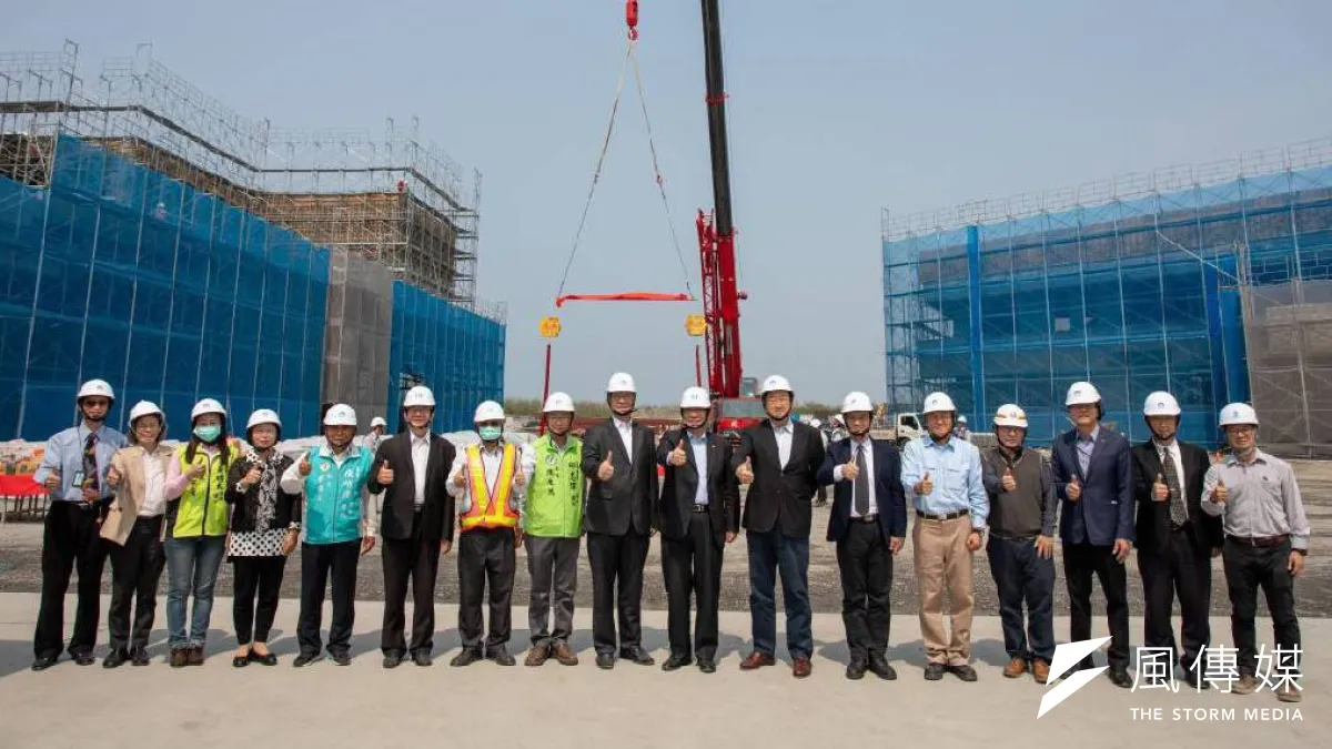 經濟部推動離岸風電產業政策,促成海洋產業發展,在高雄興達港為發展據點,設立高雄海洋科技產業創新專區三中心舉行上樑典禮。(圖/徐炳文攝)