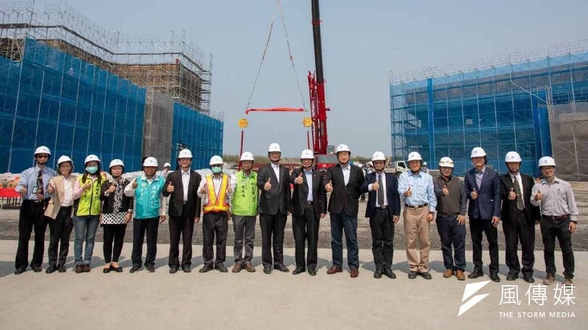 經濟部推動離岸風電產業政策,促成海洋產業發展,在高雄興達港為發展據點,設立高雄海洋科技產業創新專區三中心舉行上樑典禮。(圖/徐炳文攝) 經濟部推動離岸風電產業政策,促成海洋產業發展,在高雄興達港為發展據點,設立高雄海洋科技產業創新專區三中心舉行上樑典禮。(圖/徐炳文攝)