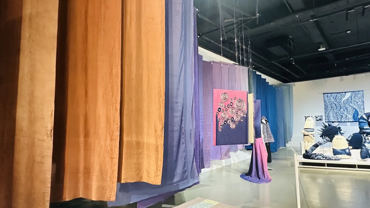 中市文化局6日起在纖維工藝博物館辦「福爾摩沙的容顏~台灣經典百色大展」,展出100種台灣日常色彩,並以24節氣發想的配色組合,呼應台灣自然意象。(圖/王秀禾攝)