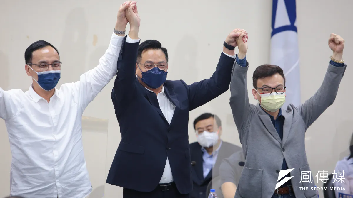 國民黨22日於中常會提名新竹市議員林耕仁(中)參選新竹市長。(顏麟宇攝)