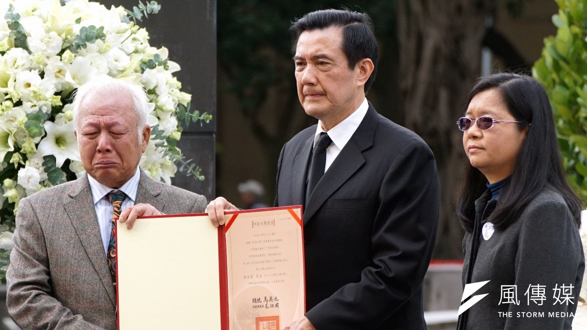 總統馬英九出席228中樞紀念儀式,頒發名譽回復贈書予受難者徐水源家屬。(蘇仲泓攝) 總統馬英九出席228中樞紀念儀式,頒發名譽回復贈書予受難者徐水源家屬。(蘇仲泓攝)