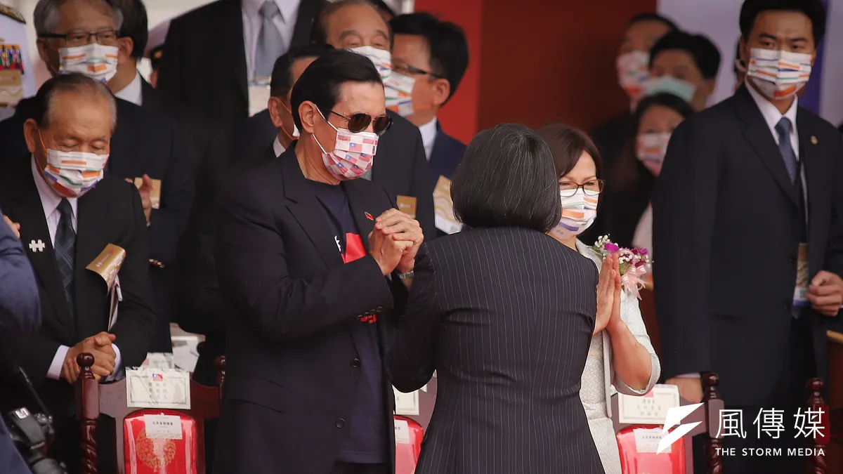 109年國慶典禮,總統蔡英文向前總統馬英九致意。(陳品佑攝)