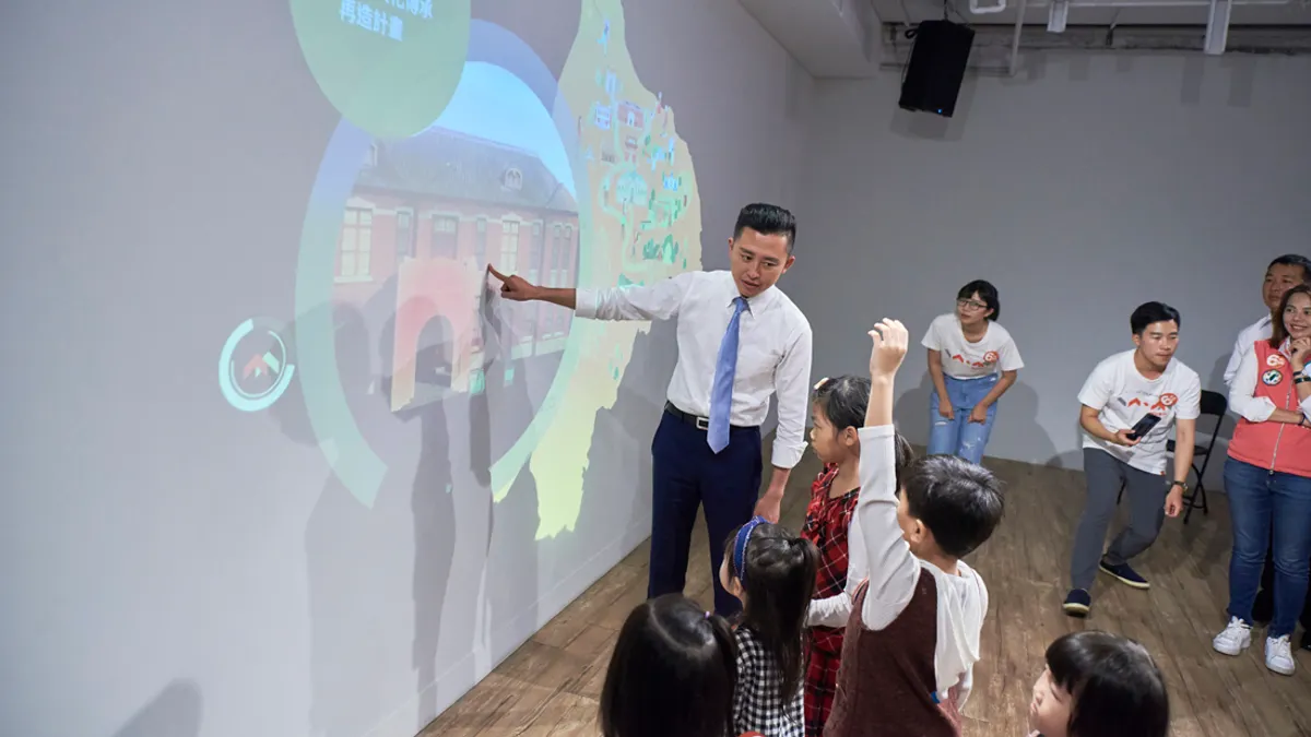 林智堅以「觸控」方式展現城市未來發展藍圖,用嶄新科技讓民眾更了解城市未來。(圖/新竹市政府提供)