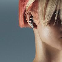 ロンドン発のテックブランドNothingが、フラッグシップワイヤレスイヤホン「Ear (3)」を税込25,800円で発売した。Nothing ロンドン発のテックブランドNothingが、フラッグシップワイヤレスイヤホン「Ear (3)」を税込25,800円で発売した。Nothing