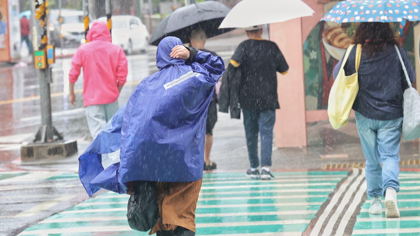 最新》薔琵颱風走到哪了?暴風圈縮小雨彈仍狂炸 氣象署曝風雨趨勢:10月25日放假嗎?