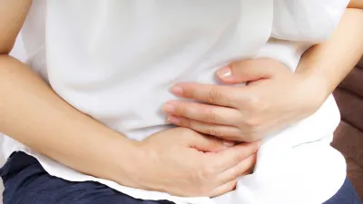 中上腹深層的腹痛、痛到背後,且噁心、想吐、沒食慾,很有可能是急性胰臟炎正在發生。(示意圖/取自photo-ac)