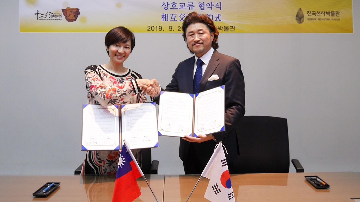 新北十三行博物館與全谷史前博物館締結為姊妹館,十三行館長陳春蘭(左)與全谷史前博物館館長李漢龍共同簽訂文化交流協議後合影。 (圖/新北市十三行博物館提供) 新北十三行博物館與全谷史前博物館締結為姊妹館,十三行館長陳春蘭(左)與全谷史前博物館館長李漢龍共同簽訂文化交流協議後合影。 (圖/新北市十三行博物館提供)