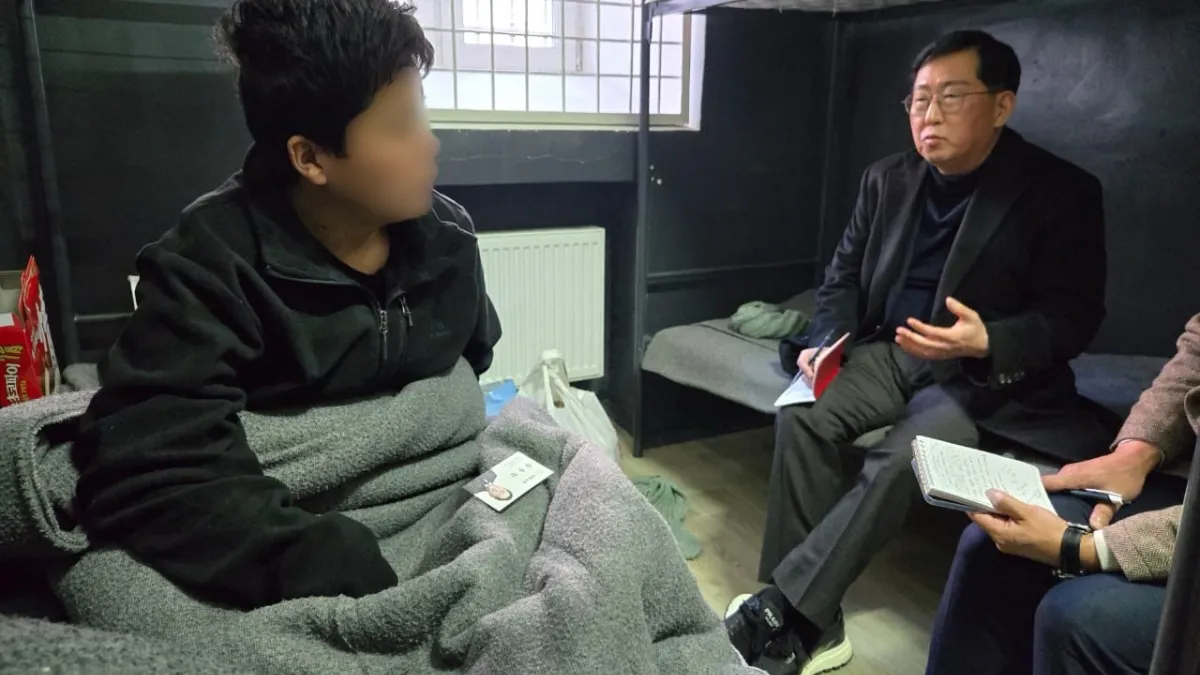 南韓國會議員柳勇元(Yu Yong-weon)出訪烏克蘭,與北韓俘虜士兵進行交流。(翻攝自官方粉專)