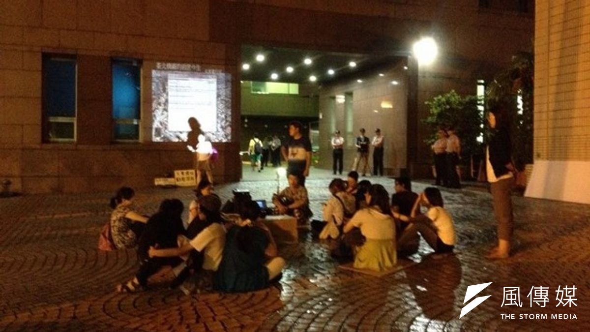 「台北機廠文史守護聯盟」24日冒雨夜宿台北市政府,盼都委會留下活路,不要讓北廠淪為和松山菸廠遭商業破壞的命運。(取自台北機廠文史守護聯盟FB) 「台北機廠文史守護聯盟」24日冒雨夜宿台北市政府,盼都委會留下活路,不要讓北廠淪為和松山菸廠遭商業破壞的命運。(取自台北機廠文史守護聯盟FB)