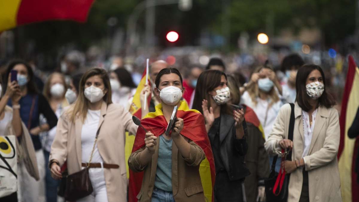 西班牙民眾不滿政府管制政策,戴口罩上街抗議。(AP) 西班牙民眾不滿政府管制政策,戴口罩上街抗議。(AP)