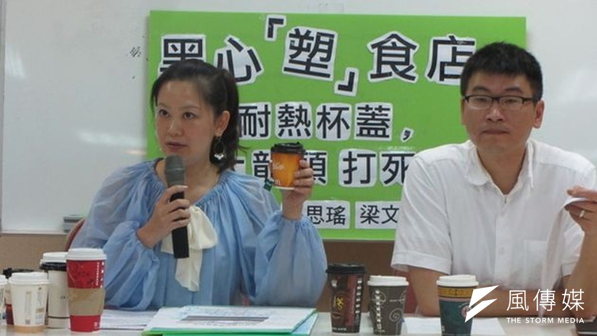 台北市議員吳思瑤、梁文傑批評麥當勞耍大牌,不肯更換不耐熱的杯蓋。(吳思瑤提供) 台北市議員吳思瑤、梁文傑批評麥當勞耍大牌,不肯更換不耐熱的杯蓋。(吳思瑤提供)