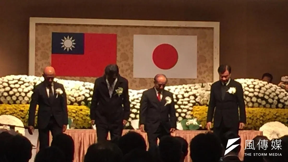 311東日本大地震5周年追悼感恩會在台北舉行,在311震災發生的日本時間下午14點46分,與會人員與日本同步默禱1分鐘。(仇佩芬攝)