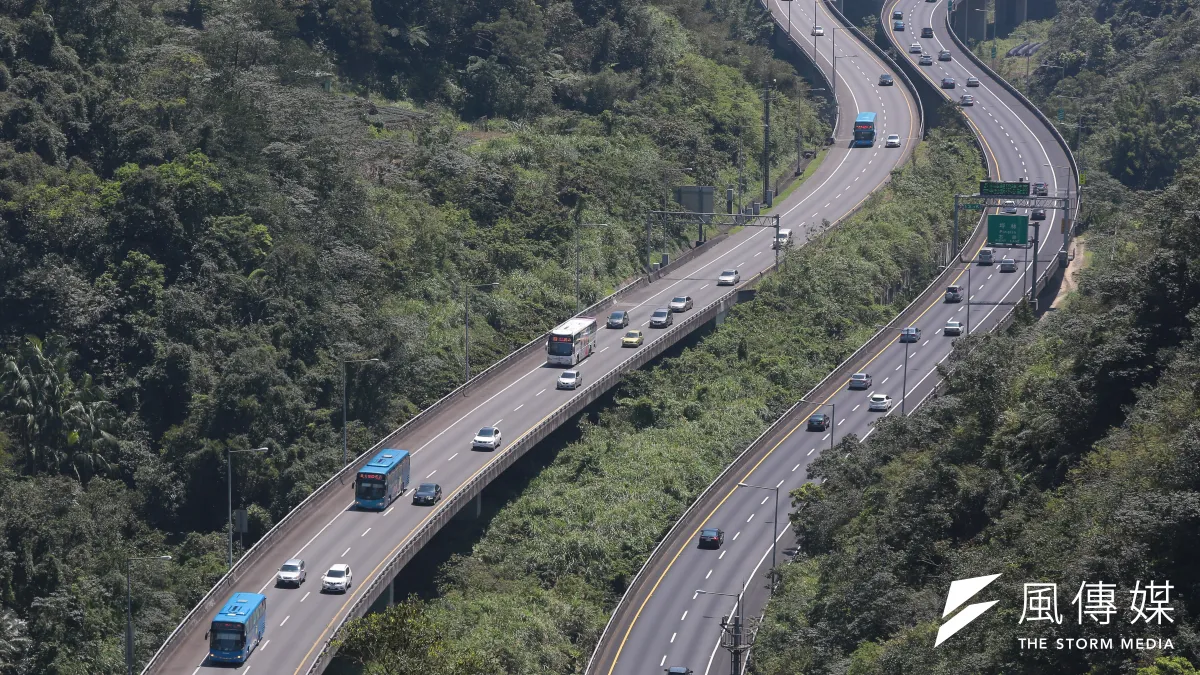 國道1號南下台南麻豆路段23日發生車禍,2員警和大貨車駕駛死亡,肇事駕駛坦承因疲勞打瞌睡,車輛偏向路肩,造成事故。圖為國道五號坪林段。(資料照,顏麟宇攝)