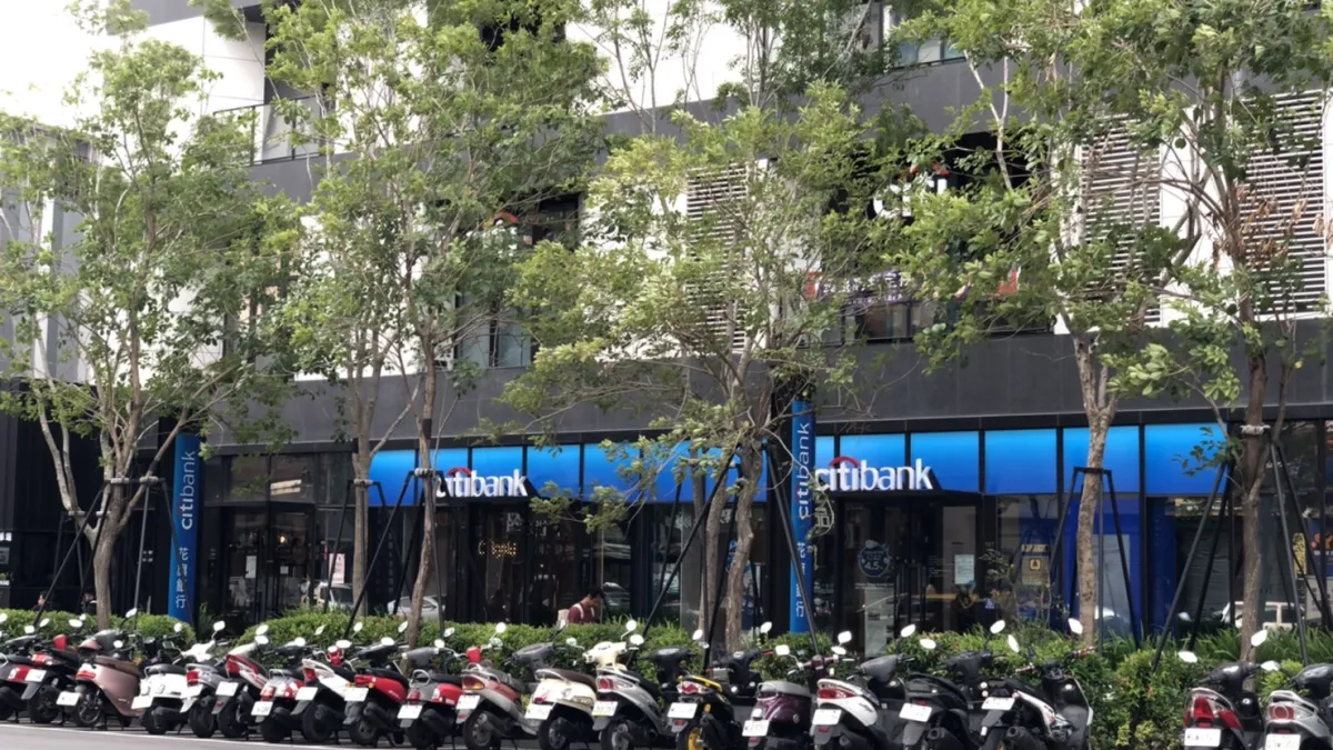 台中5期豪宅「磐鈺雲華」的1、2樓店面由花旗銀行進駐開設大益分行,成為豪宅金庫。(台灣房屋5期大墩特許加盟店提供)
