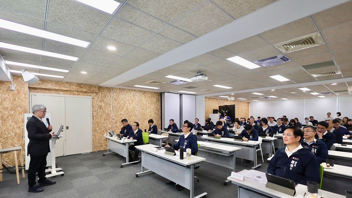 范建得教授於市政會議中分享「碳費與高雄的雙軸轉型淨零願景」,市長陳其邁專心聆聽。(圖/高市環保局提供) 范建得教授於市政會議中分享「碳費與高雄的雙軸轉型淨零願景」,市長陳其邁專心聆聽。(圖/高市環保局提供)